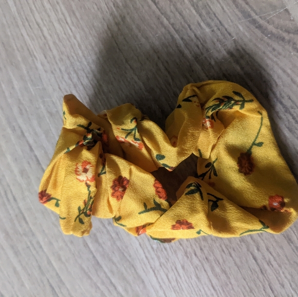 Golden mustard scrunchie set! - Picture 4 of 6